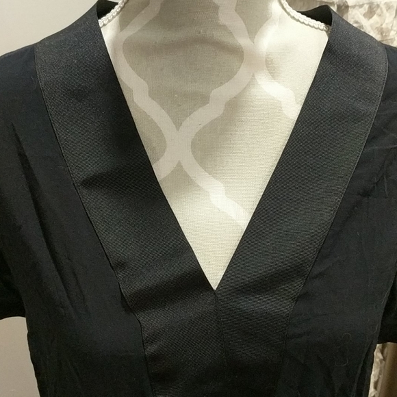 Banana Republic navy & blk vneck shirt - Picture 2 of 6